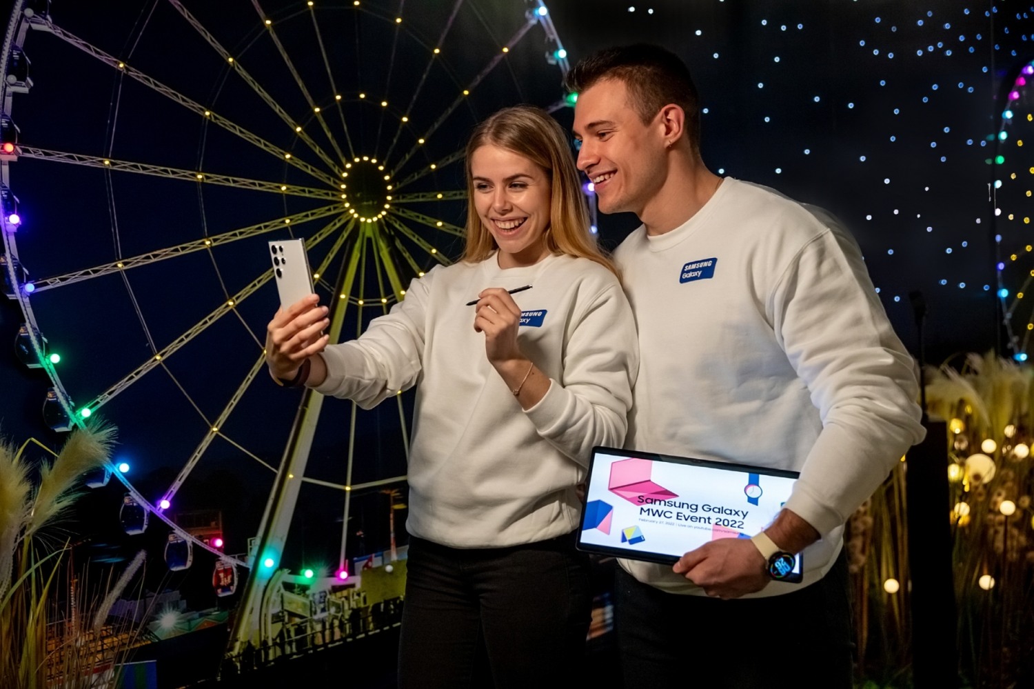 28일(현지시간) 스페인 바르셀로나에서 개막하는 모바일 월드 콩그레스(MWC) 2022의 마련된 삼성전자 전시관에서 '갤럭시 S22' 시리즈의 나이토그래피 기능을 체험하고 있다. 사진=삼성전자