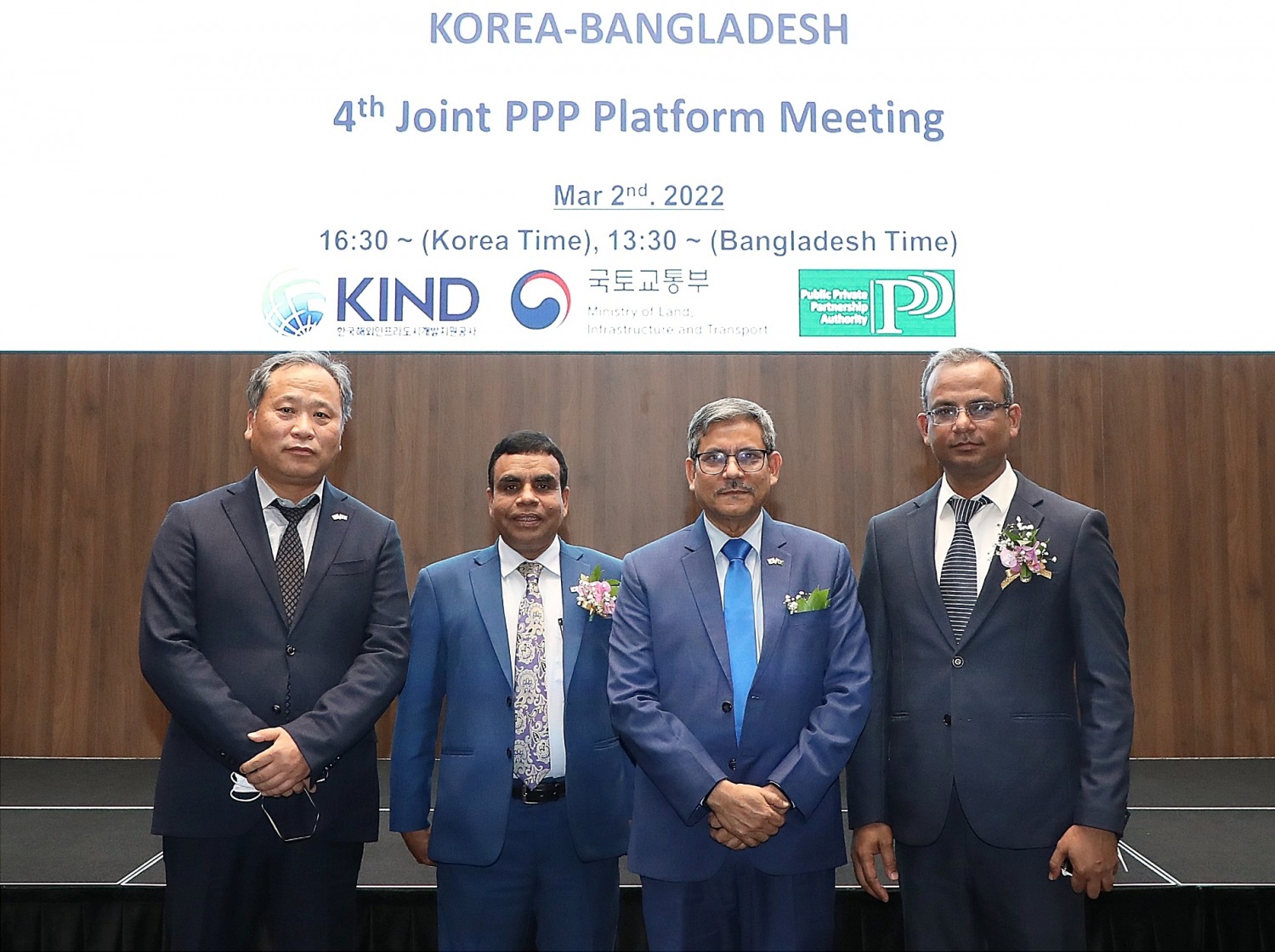 2일 서울 여의도에서 열린 ‘제4차 한국 방글라데시 PPP공동협의체’에 참석한 임종대 GS건설 D.Energy솔루션 담당, 아불 바샤르 방글라데시 PPPA 부청장, 카우사르 아미르 알리 방글라데시 다카배전공사 사장, 나즈물 아베딘 방글라데시 전력청 국장(왼쪽부터)이 기념촬영을 하고 있다. / 사진제공=GS건설