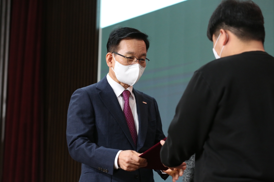 김상열 호반장학재단 이사장(왼쪽)이 ‘2022 호반장학금 전달식’에서 학생에게 장학증서를 수여하고 있다. / 사진제공=호반