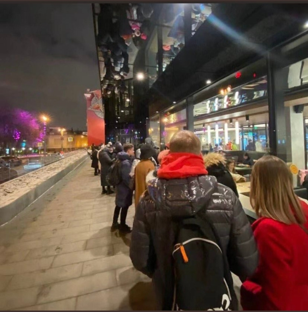 러시아 맥도날드 1호점 앞에 마지막 맥도날드를 먹기 위해 사람들이 줄을 서 있다./사진제공=트위터 갈무리