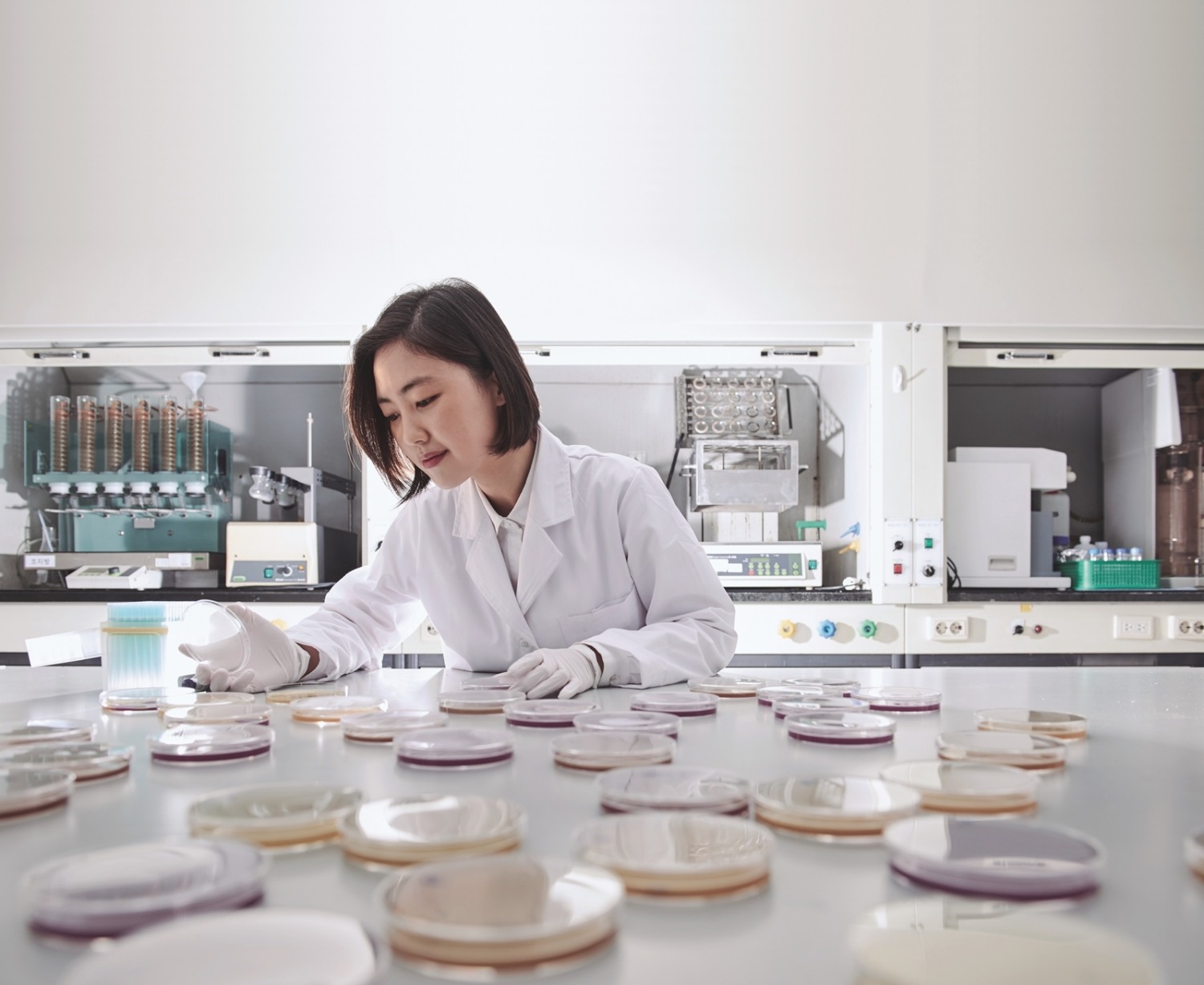 롯데헬스케어는 롯데중앙연구소 등 그룹사들과 협업을 통해 건강기능식품 개발에 나선다./ 사진제공 = 롯데지주