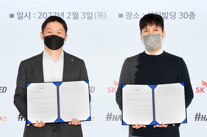 최성환 SK네트웍스 사업총괄(왼쪽)이 지난 3일 김서준 해시드벤처스 대표와 '블록체인 관련 스타트업 발굴 및 생태계 활성화를 위한 투자 협력' 양해각서를 체결하고 기념촬영을 하고 있다. 제공=SK네트웍스.