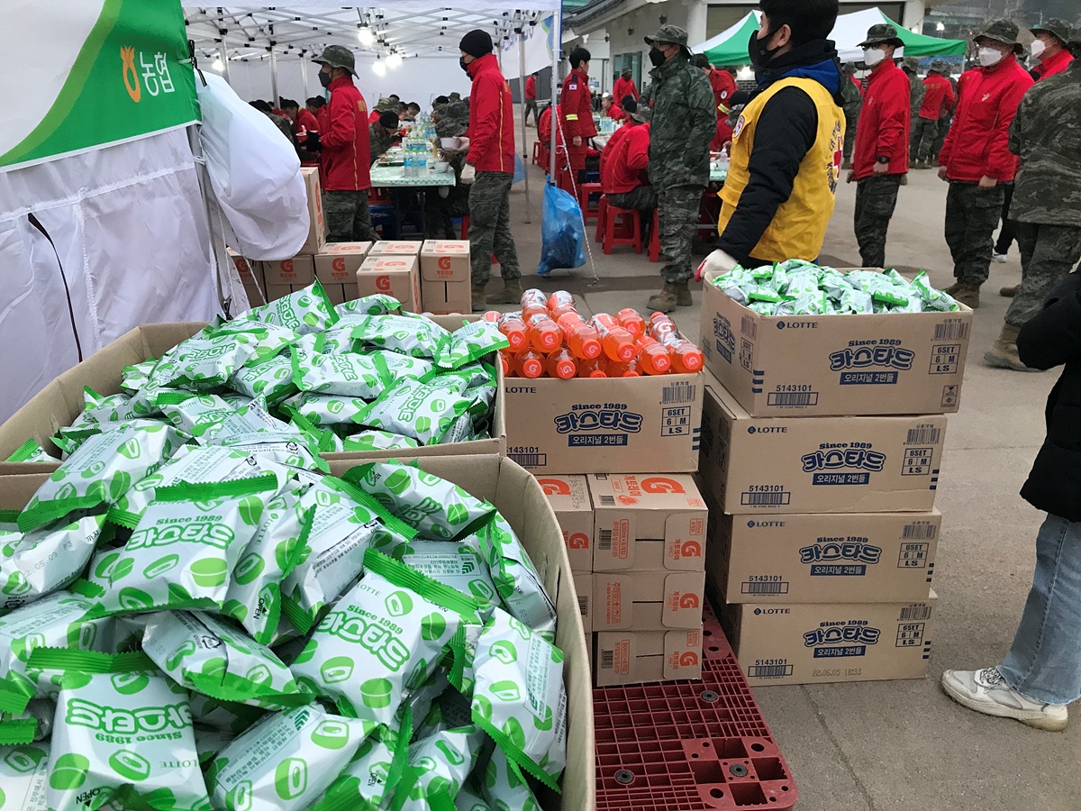 대한적십자사 울진군 지원./ 사진제공 = 롯데제과