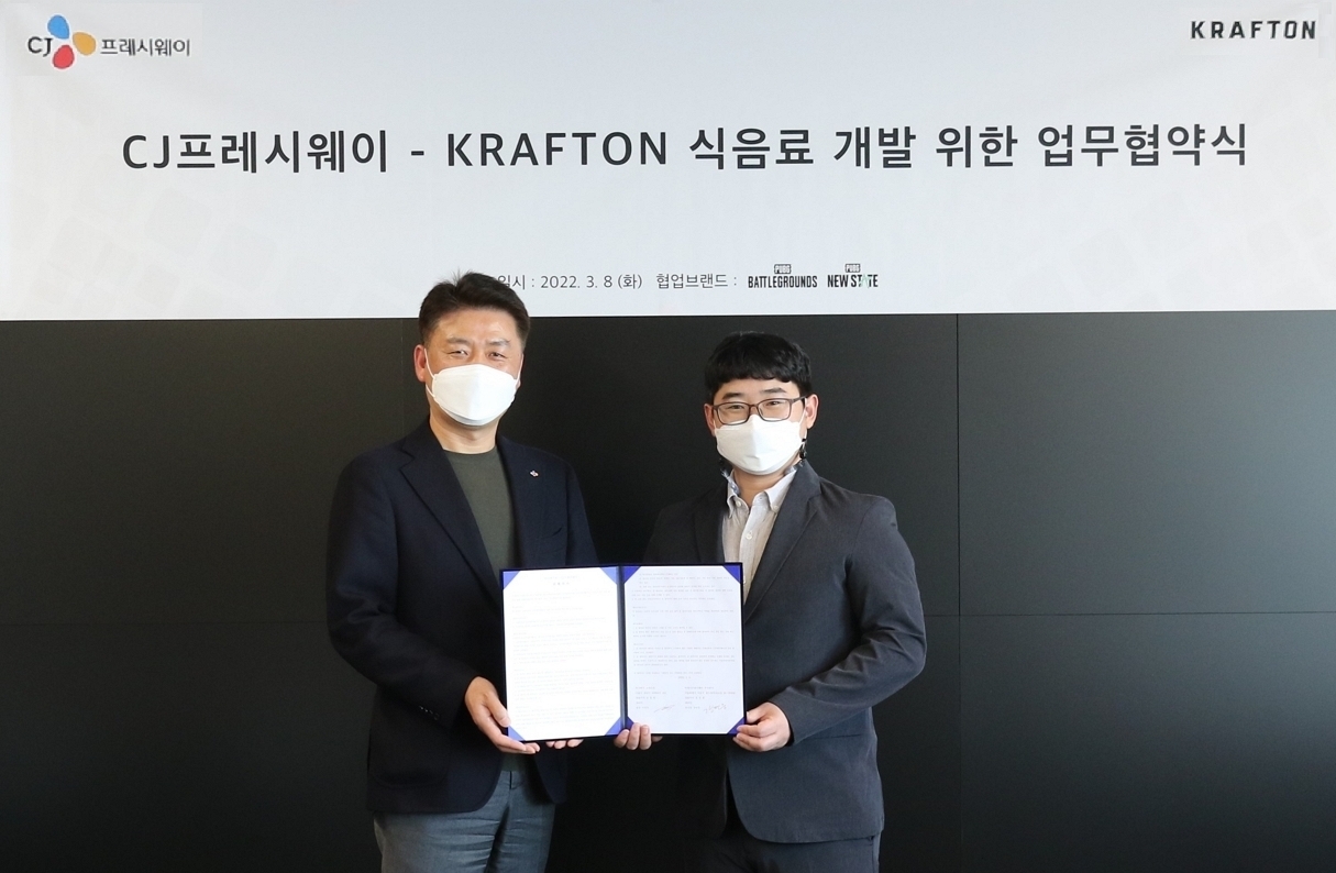 강연중 CJ프레시웨이 전략사업본부장(좌), 이강석 크래프톤 아시아 사업실장(우). 사진=크래프톤