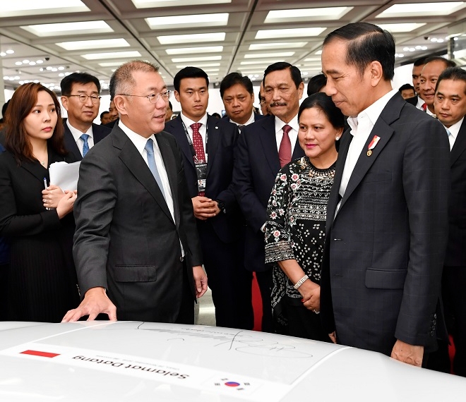 정의선 현대차 회장(왼쪽)이 2019년 현대차 울산공장을 방문한 조코 위도도 인도네시아 대통령과 이야기를 나누고 있다. 사진=현대차.