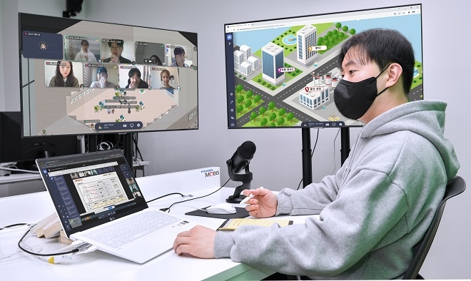 현대모비스 직원이 '협업 시뮬레이션 프로그램'을 통해 주요 경영 프로세스를 학습하고 있다. 제공=현대모비스.