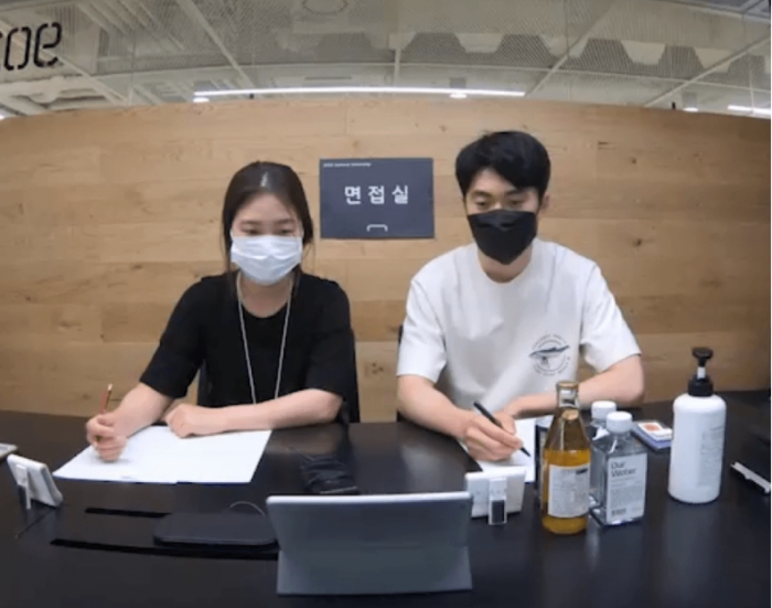 인턴십 선발 과정에서 현대카드∙현대커머셜 인사 담당자들이 화상으로 면접을 진행하는 모습. /사진제공=현대카드·현대커머셜 뉴스룸
