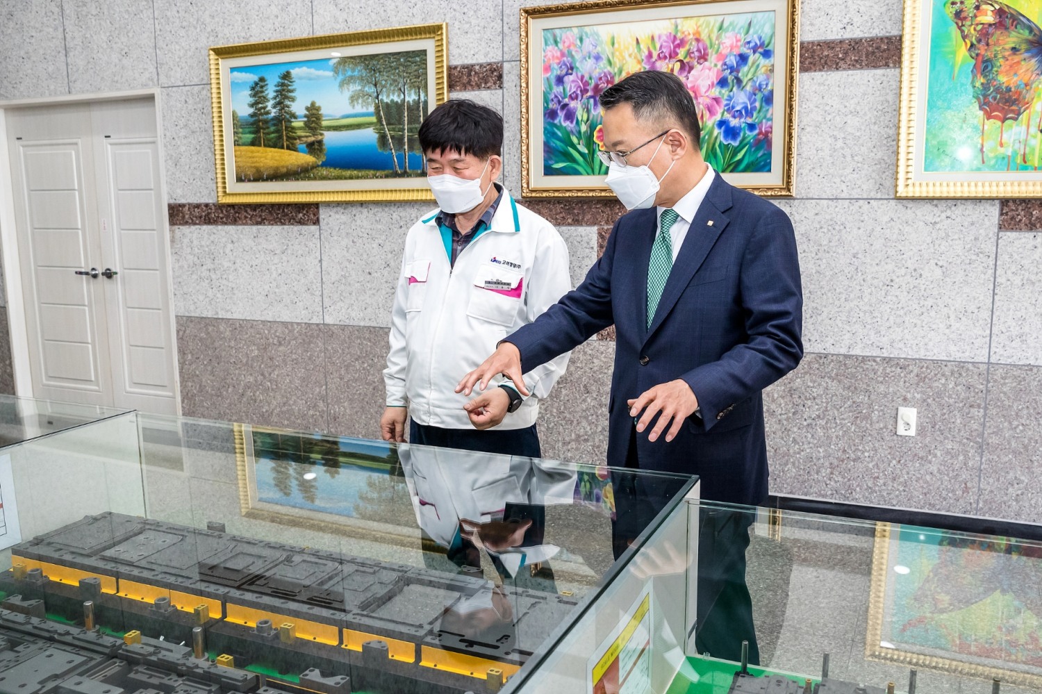 송종욱 광주은행장(오른쪽)이 고려정밀을 방문해 나용석 고려정밀 대표 의견을 청취하고 있다./사진=광주은행