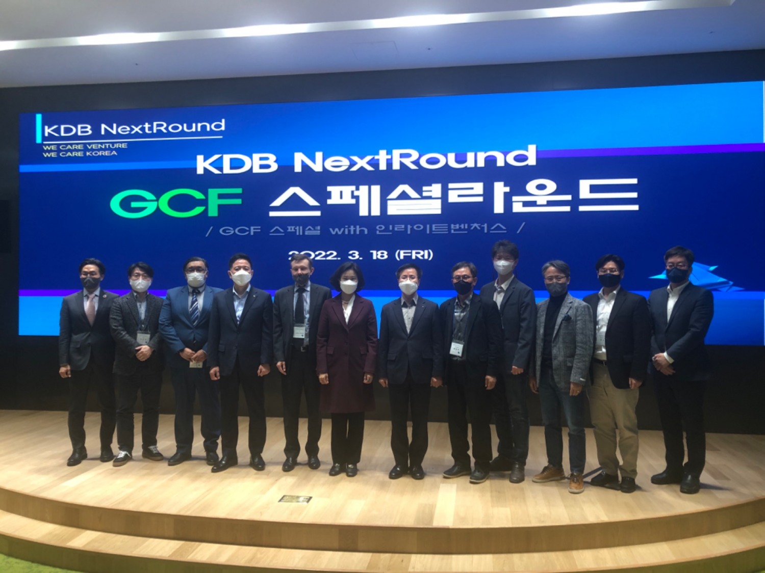 (왼쪽부터)인라이트벤처스 김용민 대표, 삼일PWC 이진규 파트너, GCF Sabin Basnyat, 이준성 혁신성장금융부문 부행장, GCF Andrey Chicherin, 외교부 김효은 기후변화대사, 김건수 벤처금융본부장, 리보테크 대표 황병직, 인진 대표 성용준, 에이치에너지 대표 함일한, 센토벤처스 한상우 파트너, 원홍필 넥스트라운드실장이 넥스트라운드 GCF 스페셜라운드에서 기념촬영을 하고 있다./사진=산업은행