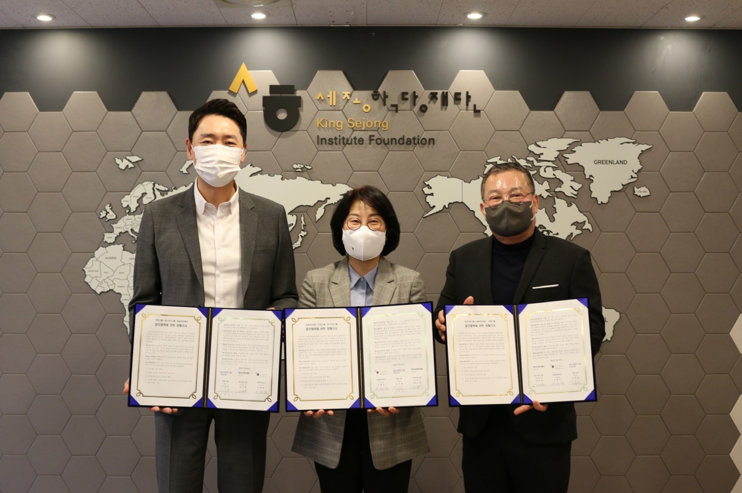 23일 '세종학당체 개발과 국내외 한국어 보급 확산을 위한 업무협약'에 참석한 변성준 한컴그룹 부회장(사진 왼쪽)과 이해영 세종학당재단 이사장(사진 가운데), 편석훈 윤디자인그룹 대표이사(사진 오른쪽). 사진=한컴그룹