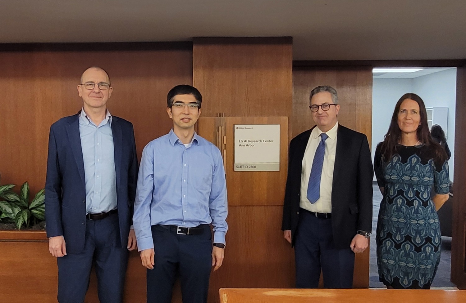 (왼쪽부터) 에릭 미켈센 미시간대 공과대학 부학장, 이홍락 CSAI, 마이클 웰만 컴퓨터 사이언스 학과장, 라다 미할체아 AI 그룹장. 사진=LG