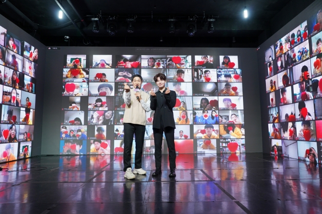 지난 1월. LS드림사이언스클래스 16기 온라인 비전캠프에서 노성민 MC(좌). 마술사 유튜버 니키(우)가 아동들과 기념촬영을 하고 있다. 사진=LS그룹.