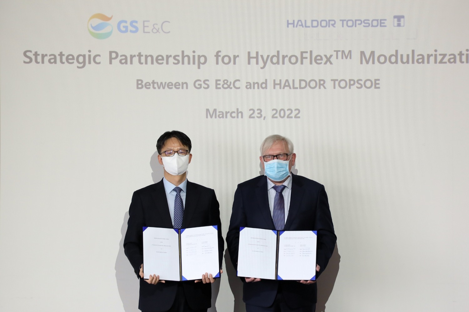 GS건설 플랜트부문대표(왼쪽)과 소렌 셀데 에너볼슨 (Soeren Selde Enevoldsen) 할도톱소 재생에너지 영업대표(오른쪽)가 기념촬영을 하고 있다. / 사진제공=GS건설
