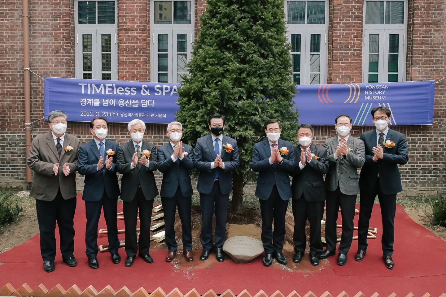 용산역사박물관 개관식 기념행사 사진. 왼쪽에서 다섯 번째 성장현 용산구청장, 맨 오른쪽 박희윤 HDC현대산업개발 개발영업본부장 / 사진제공=HDC현대산업개발