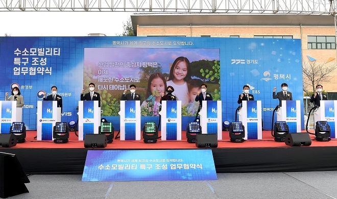 (왼쪽부터)경기도 엄진섭 환경국장, 한국가스기술공사 조용돈 사장, SK E&S 추형욱 사장, 홍기원 국회의원, 환경부 한정애 장관, 평택시 정장선 시장, 홍선의 시의장, 현대차 정원대 국내지원사업부장, 현대글로비스 김현중 물류사업본부장. 제공=현대차.