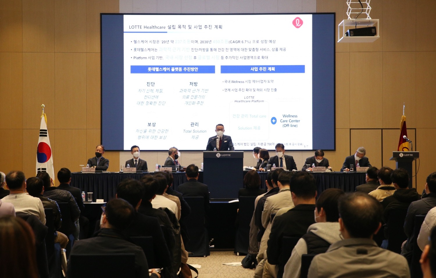 25일 롯데월드타워에서 열린 롯데지주 제55기 정기 주주총회에서 이동우 대표이사가 주주들의 질의에 답변하고 있다./ 사진제공 = 롯데지주