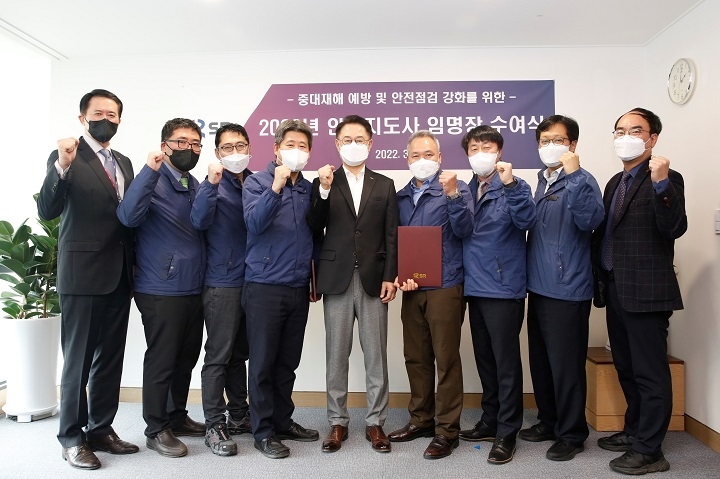 이종국 SR 대표이사(가운데)가 안전지도사를 2명에서 10명으로 대폭 확대하고 지난 25일 2022년 신임 안전지도사에게 임명장을 수여했다. / 사진제공=SR