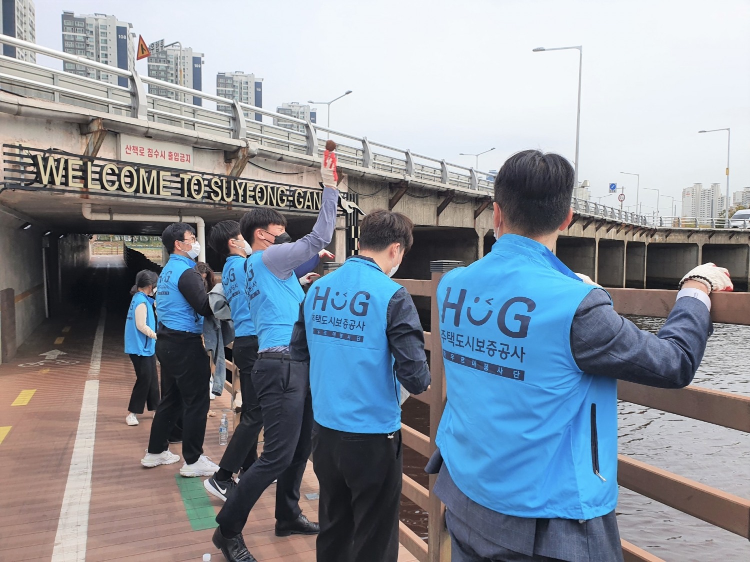 부산 온천천 일대에서 HUG 임직원들이 직접 제작한 EM 흙공을 던지고 있다. / 사진제공=HUG