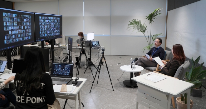 조영철 현대제뉴인(대표이사 조영철) 사장이 MZ세대 직원들과 만나며 소통경영을 펼치고 있다. 사진=현대제뉴인.