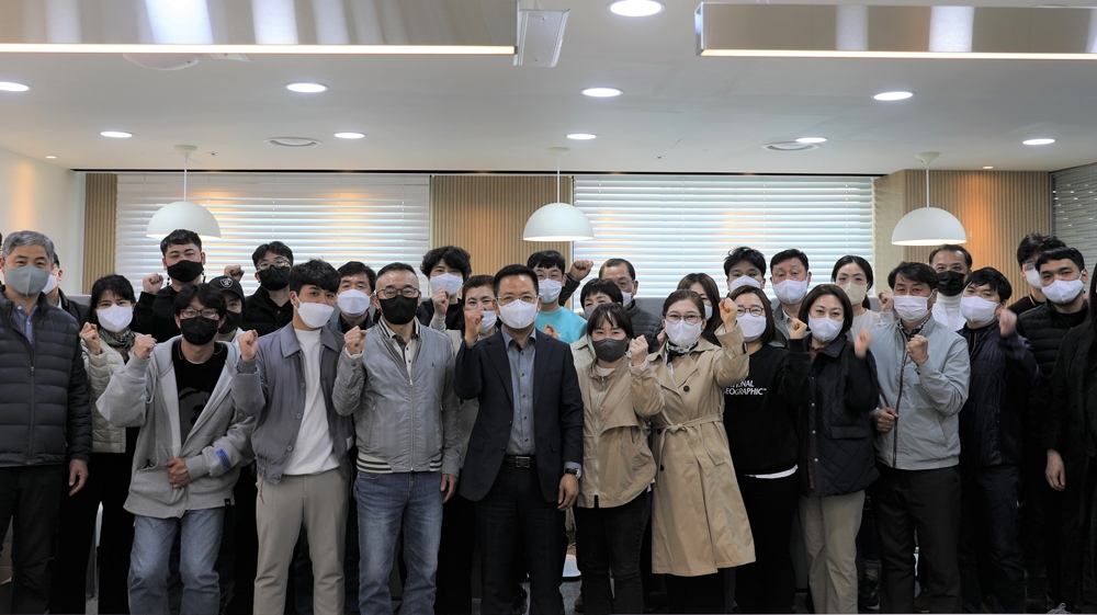 bhc치킨 2022 전국 가맹점 협의회 회의 후 임금옥 대표(앞줄 가운데)와 점주들이 기념사진을 찍고 있다./사진제공=bhc치킨