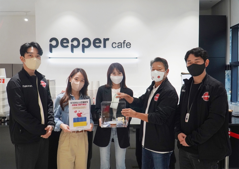 장매튜 페퍼저축은행 대표이사(오른쪽 두번째)와 직원들이 우크라이나 난민들을 지원하기 위해 마련된 성금 모금함에 기부를 하며 기념촬영을 하고 있다. /사진제공=페퍼저축은행