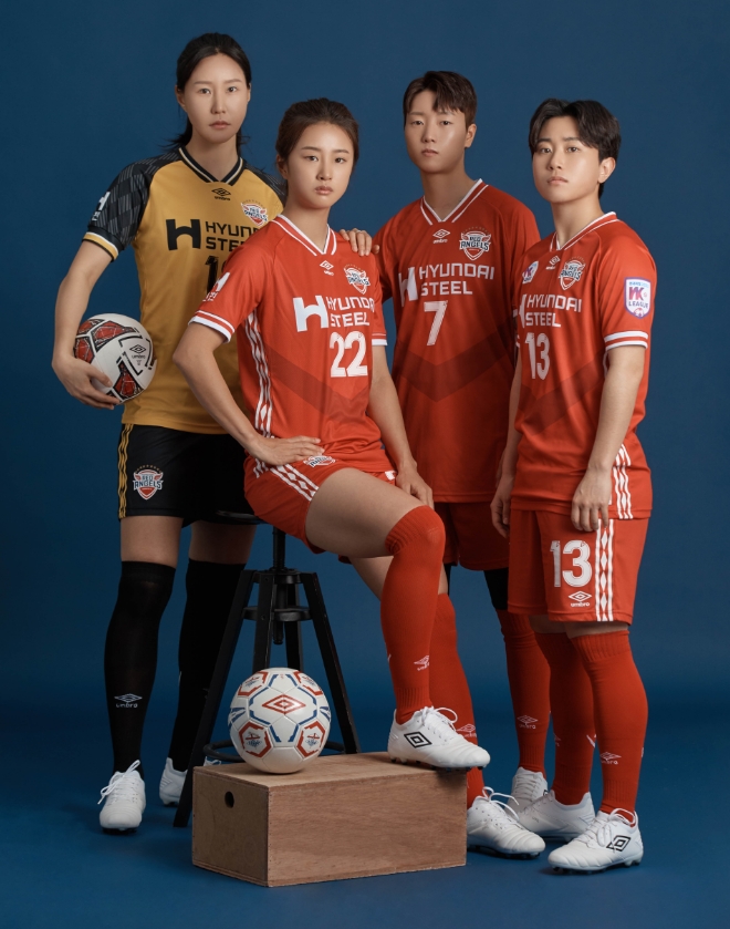 현대제철 여자축구단 '레드엔젤스'가 영국의 축구용품 브랜드 '엄브로'와 스폰서십을 체결하고 WK리그 10연패에 나선다. 사진=현대제철.