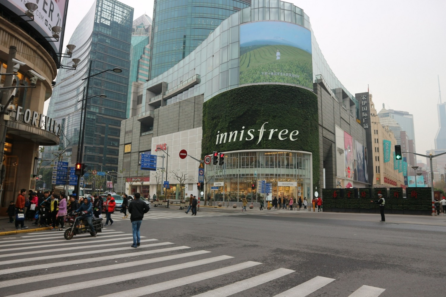 중국의 코로나19 재확산세는 1분기 실적넘어 상반기 실적에도 영향을 끼칠 것으로 보인다. 사진은 현재는 폐점한 이니스프리 난징동루점./사진제공=본사 DB