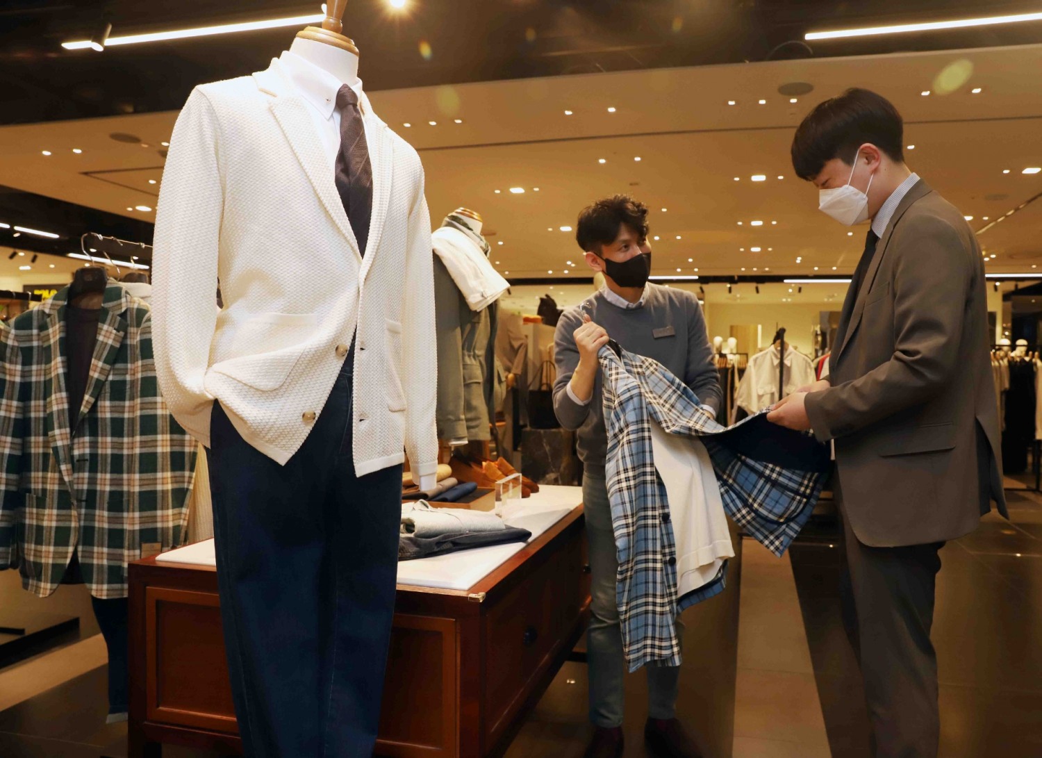 남성 자켓을 구매하는 고객 모습./ 사진제공 = 신세계