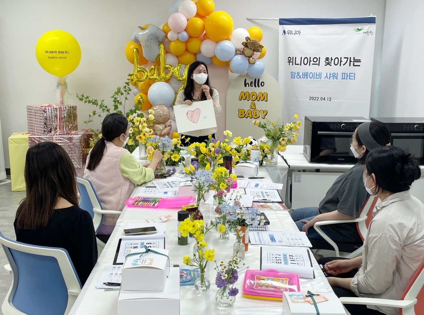 위니아가 미혼, 한부모 복지시설인 애라원서 '위니아 베이비샤워 프로젝트를 진행했다. 사진=위니아