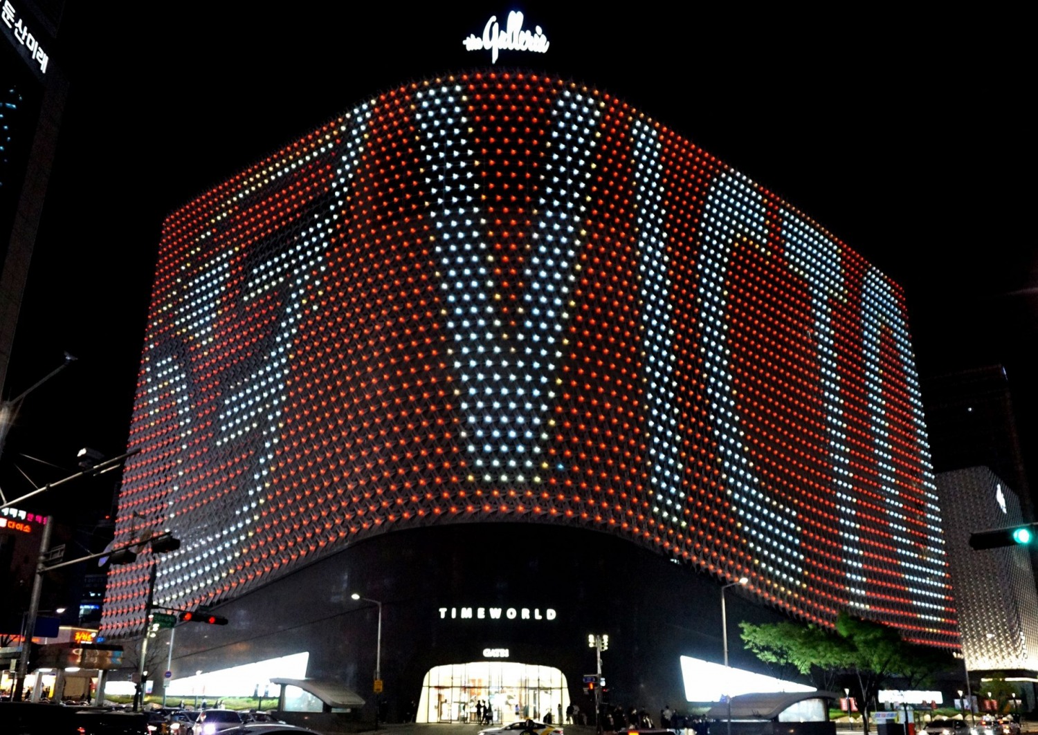 대전 갤러리아타임월드 외관 미디어 파사드 전경./ 사진제공 = 한화 솔루션 갤러리아 부문