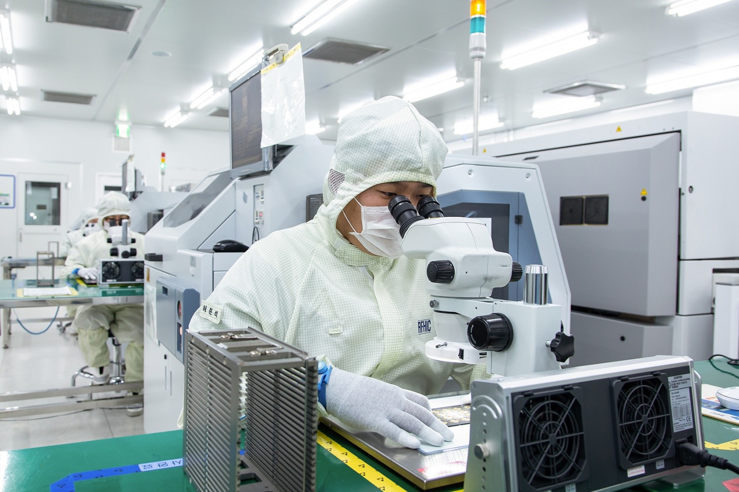 삼성전자 협력회사인 네트워크 장비 기업 ‘RFHIC’ 직원이 회로 기판 내부에 반도체 칩을 부착하고 있다. 사진=삼성전자