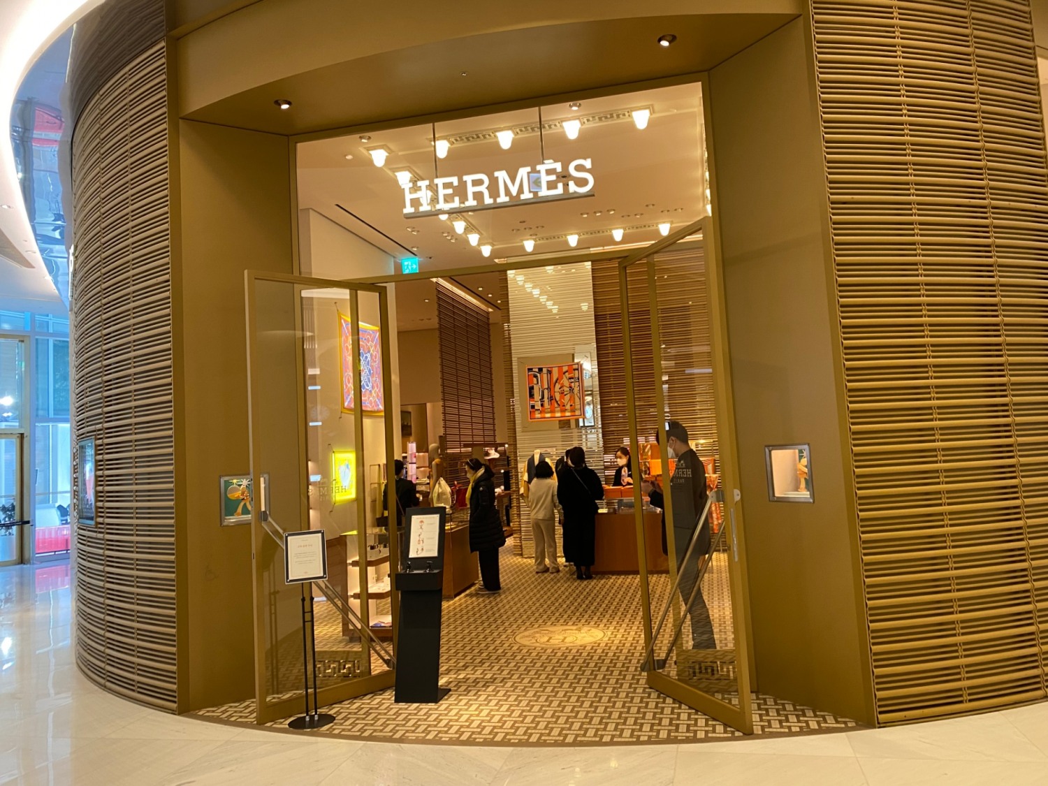 서울 모 백화점에 위치한 에르메스 매장 모습./ 사진제공 = 홍지인 기자