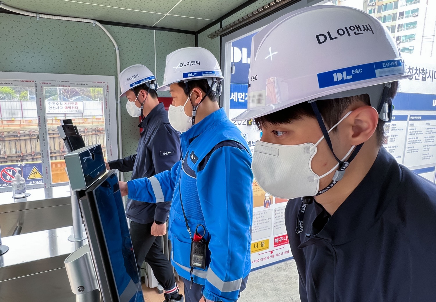DL이앤씨 건설 현장에서 직원이 안면 인식 기기를 통해 출결을 등록하고 있다. / 사진제공=DL이앤씨