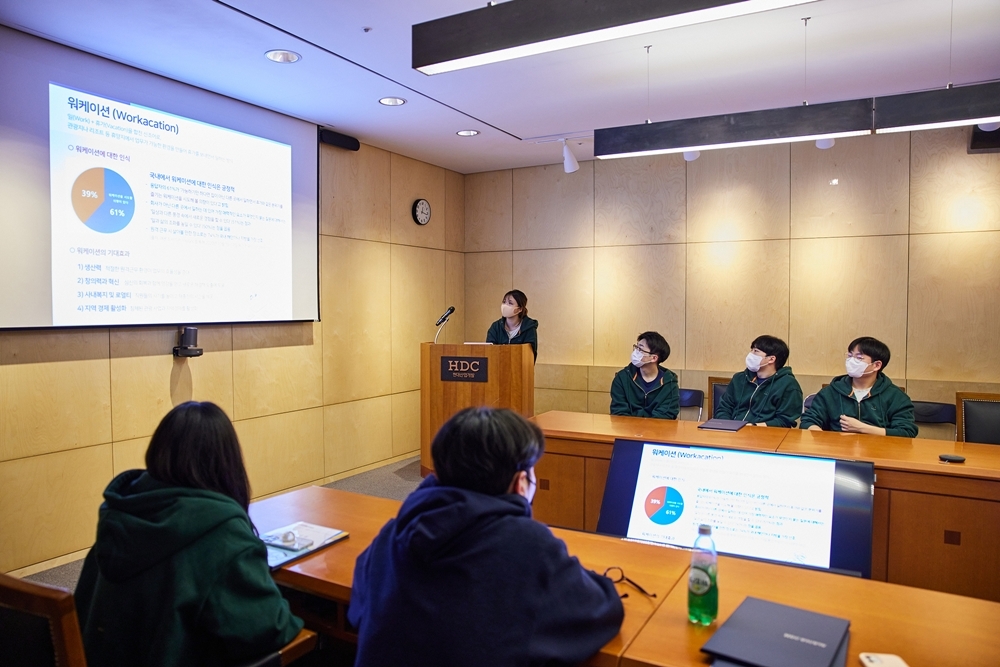제1기 ‘HDC 드림 디벨로퍼’ 수료식에서 대상을 수상한 단국대학교 HDCoworker팀이 복합레저시설 사업제안서를 발표하고 있다. / 사진제공=HDC현대산업개발