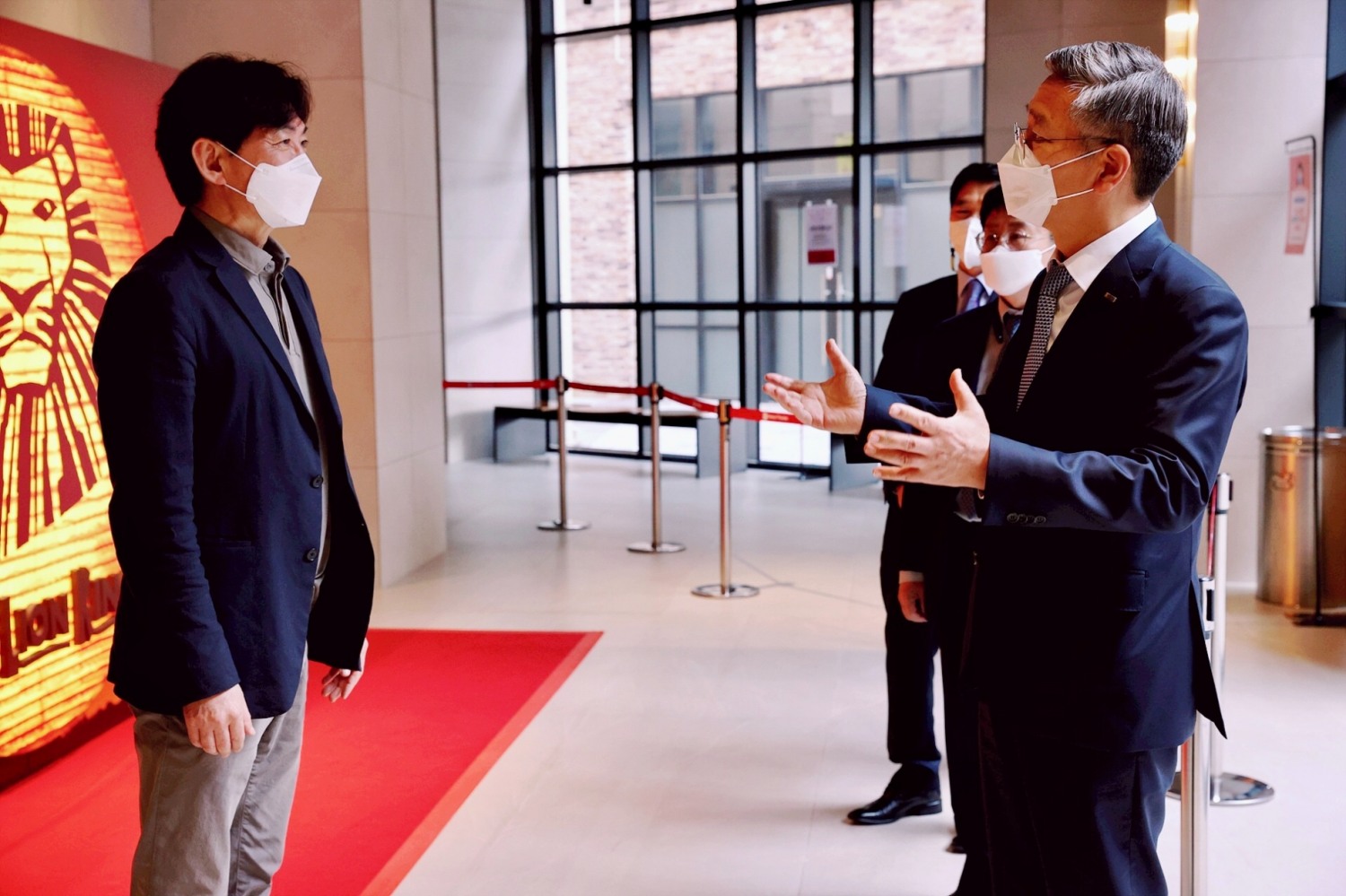 김종호 기술보증기금 이사장(오른쪽)이 29일 부산광역시 남구 드림씨어터를 방문해 설도권 드림씨어터 대표이사와 문화콘텐츠산업에 대해 의견을 나누고 있는 모습./사진=기술보증기금