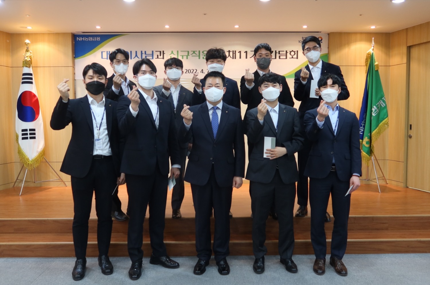 조두식 NH농협캐피탈 대표(앞줄 왼쪽에서 세번째)와 신규직원들이 간담회 후 기념촬영을 하고 있다. /사진제공=NH농협캐피탈