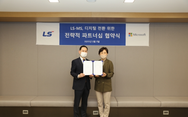 LS그룹(회장 구자은)이 2일 그룹 전반의 IT 인프라를 클라우드(Cloud) 체계로 전환·구축하는 등 디지털 전환을 더욱 가속화하기 위해 한국마이크로소프트(이하 MS)와 전략적 파트너십 협약(MOU)을 체결했다. 사진=LS그룹.
