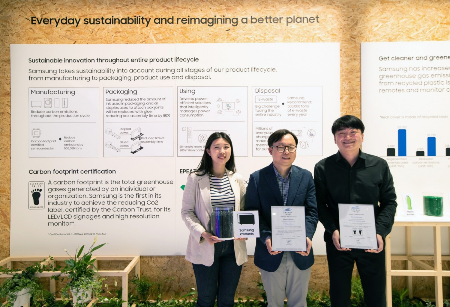 ISE 2022가 열리고 있는 스페인 바르셀로나 피라 그라 비아 전시장에서 삼성전자 영상디스플레이사업부 Enterprise 개발 이종포 상무(가운데)와 개발자들이 사이니지 제품 탄소 발자국 인증서와 제품에 활용되는 재생 플라스틱을 들고 있다. 사진=삼성전자