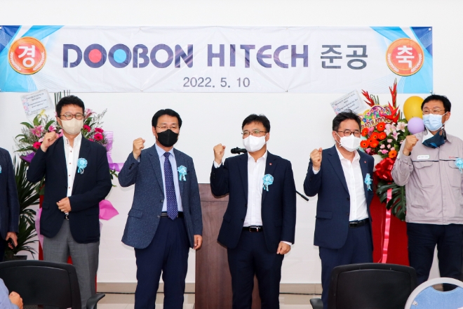 롯데케미칼(부회장 김교현)은 10일 우수 파트너사인 석유화학 첨가제 공급업체 ㈜두본이 말레이시아 조호바루에 소재한 롯데케미칼타이탄(LC TITAN) 공장 내 생산시설을 완공했다고 밝혔다. 사지롯데케미칼.