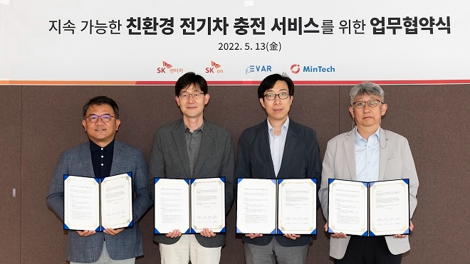 (왼쪽부터) 김현수 SK렌터카 모빌리티 BM개발 본부장, 정우성 SK온 이모빌리티 사업부장, 이훈 에바 대표이사, 홍영진 민테크 대표이사. 제공=SK렌터카.