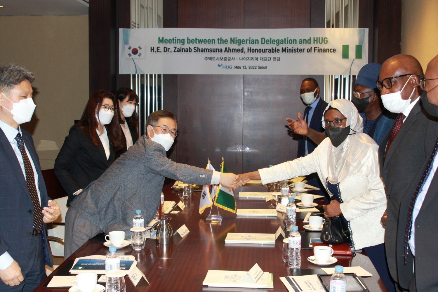지난 13일 권형택 HUG 사장과 자이납 삼수나 아메드 나이지리아 재무장관이 접견을 하고 있다. / 사진제공=HUG