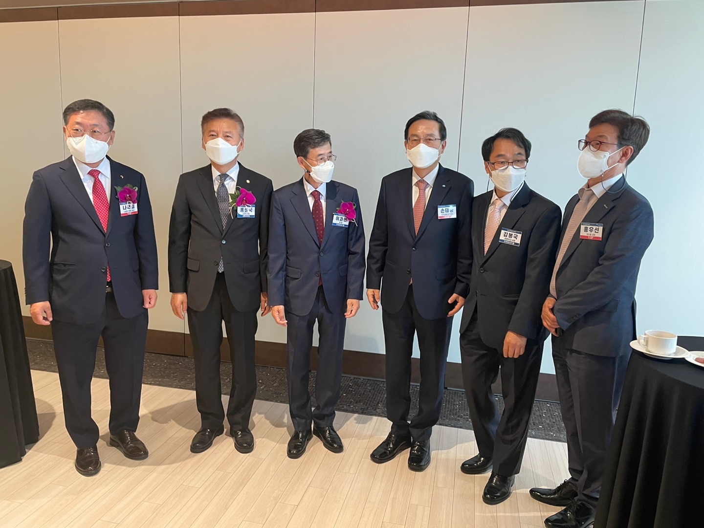 17일 서울 명동 은행회관에서 열린 '2022 한국금융미래포럼'에 금융권 인사들이 참석해 자리를 빛냈다. (왼쪽부터) 나재철 금투협회장, 홍성국 국회의원, 허과현 한국금융신문 회장, 손태승 우리금융지주 회장, 김봉국 한국금융신문 사장, 홍우선 코스콤 사장 / 사진= 한국금융신문(2022.05.17)