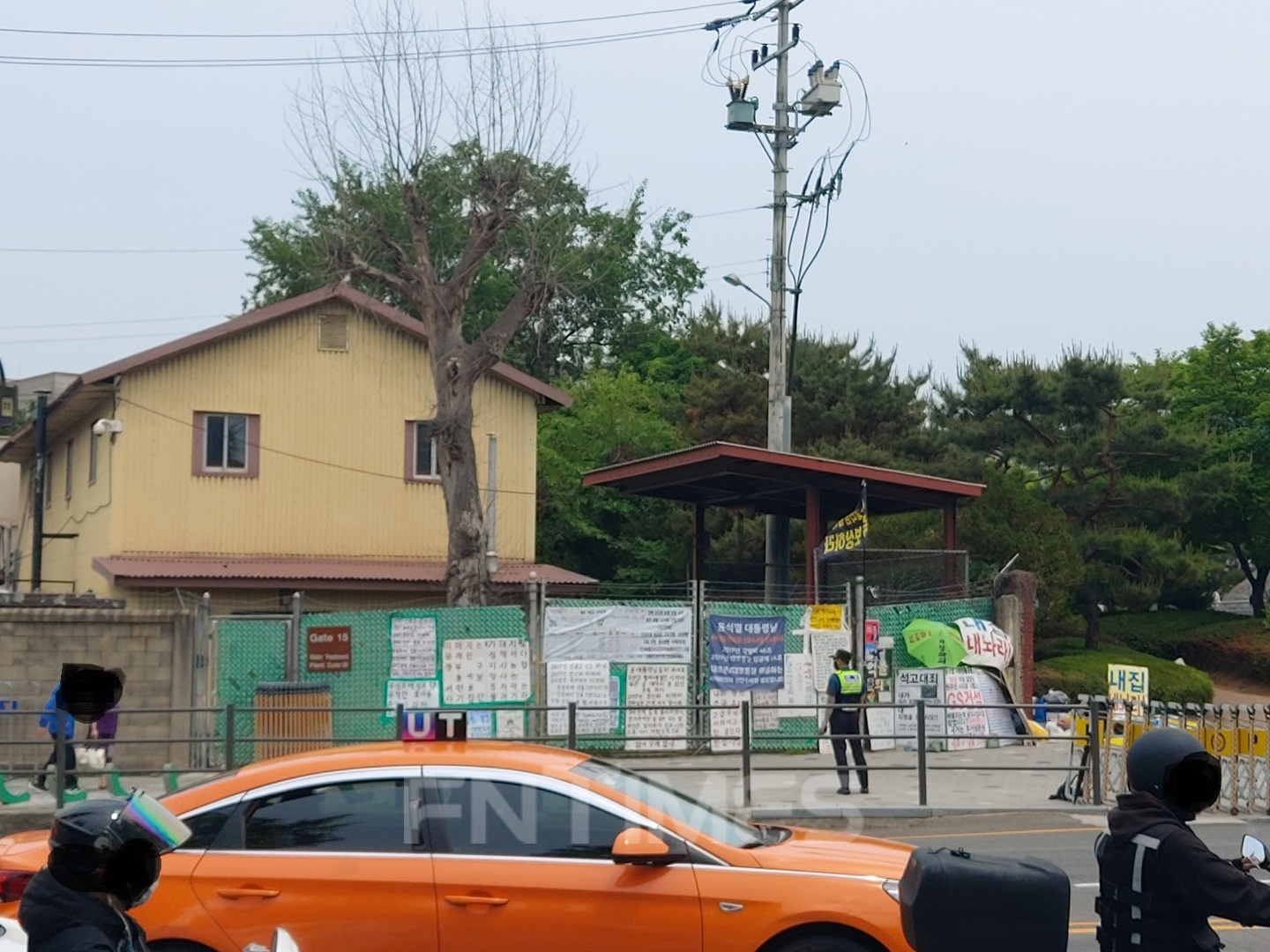 용산 대통령집무실 맞은편 담벼락에 시위 인파들이 설치해둔 벽보들 / 사진=장호성 기자