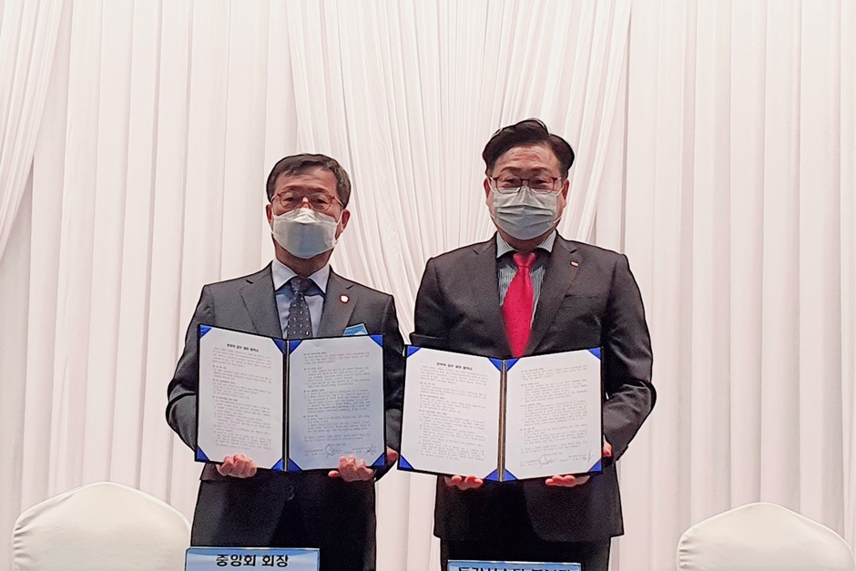 최봉규 중소기업융합중앙회장(왼쪽)과 박철우 탑스텐리조트 동강시스타 본부장이 상생협약을 체결한 후 기념촬영을 하고 있다. / 사진=제공동강시스타