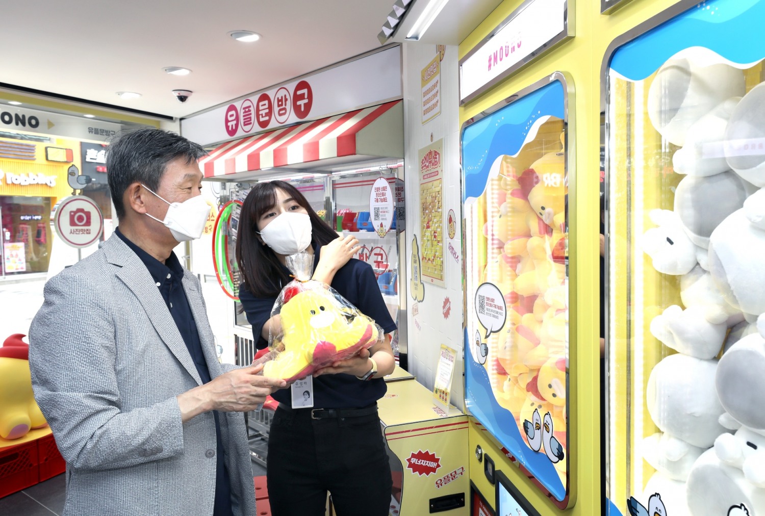 황현식 LG유플러스 사장이 U+언택트스토어를 방문해 캐릭터인 무너로 꾸며진 ‘캐릭터존’을 이용하고 있다. 사진=LG유플러스