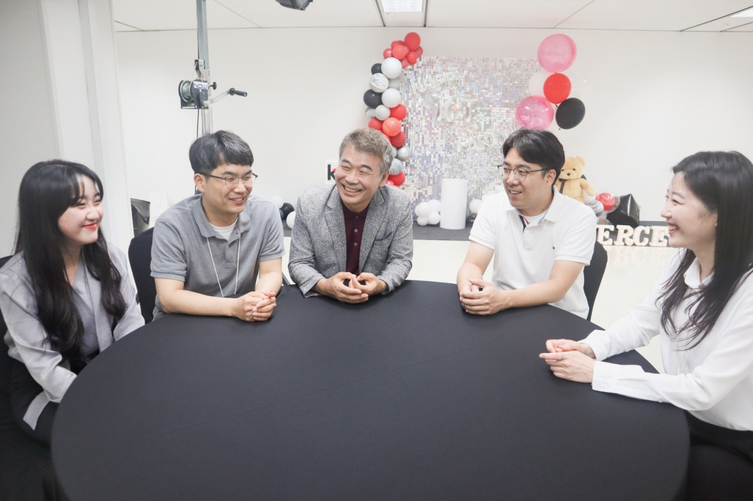 조창환 KT커머스 대표이사가 새로운 20년의 혁신을 준비하기 위해 직원들이 바라는 점과 다양한 의견을 경청하는 소통 시간을 가지고 있다. 사진=KT커머스