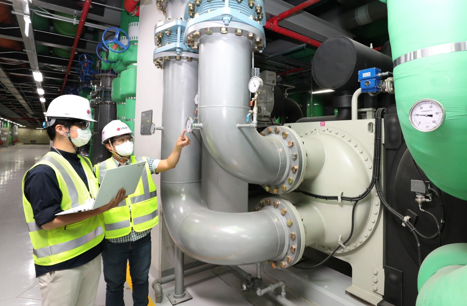 LG유플러스 평촌메가센터 내 냉동기 장비를 점검하는 모습. 사진=LG유플러스