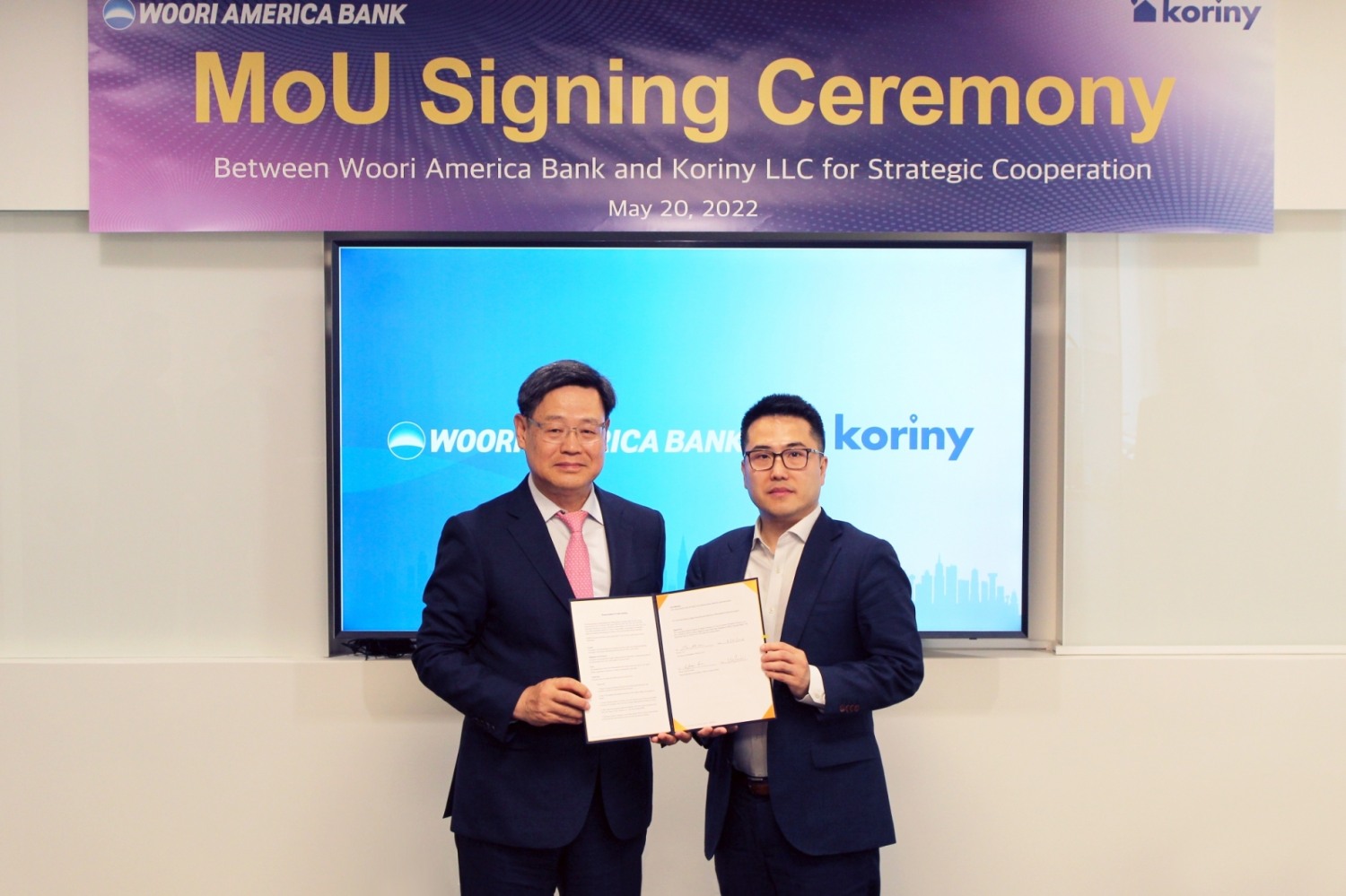 신현석 우리아메리카법인장(왼쪽)과 문태영 코리니 대표(오른쪽)가 지난 20일(현지시간) 업무협약을 체결했다. /사진제공=우리은행