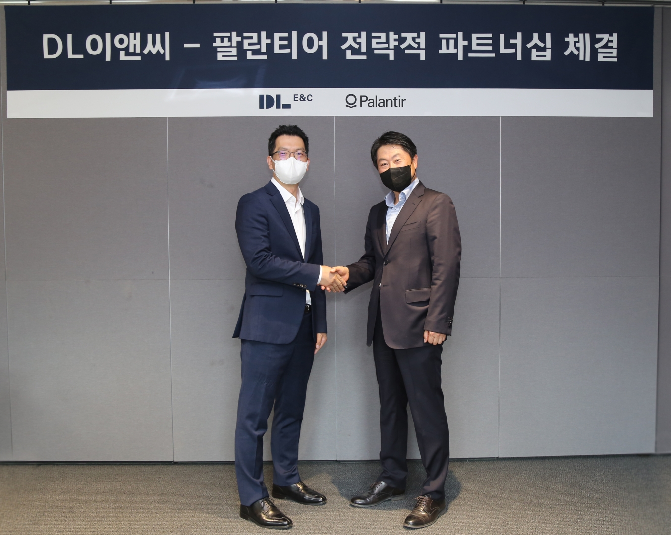 24일 DL이앤씨에 따르면 변우철 DL이앤씨 데이터혁신 담당임원이 박진철 팔란티어 한국 지사장과 서울시 종로구 디타워 돈의문에서 전략적 파트너십 체결식을 진행했다. / 사진제공=DL이앤씨