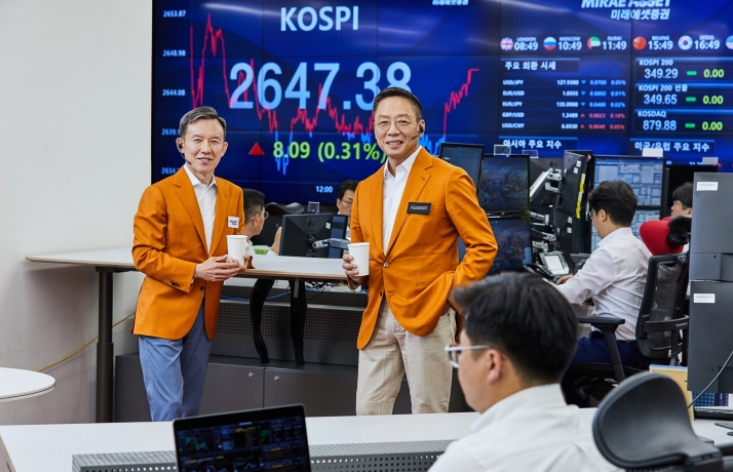 왼쪽부터 최현만 미래에셋증권 회장과 정태영 현대카드 부회장. /사진제공=현대카드